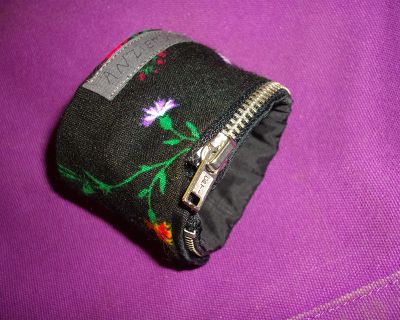 Geldbörse fürs Handgelenk (schwarzgeblümt)